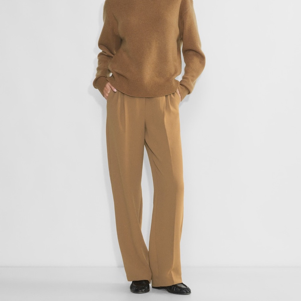NWT Aritzia The Effortless Pant Crepette Size 2 Regular in color Saville.